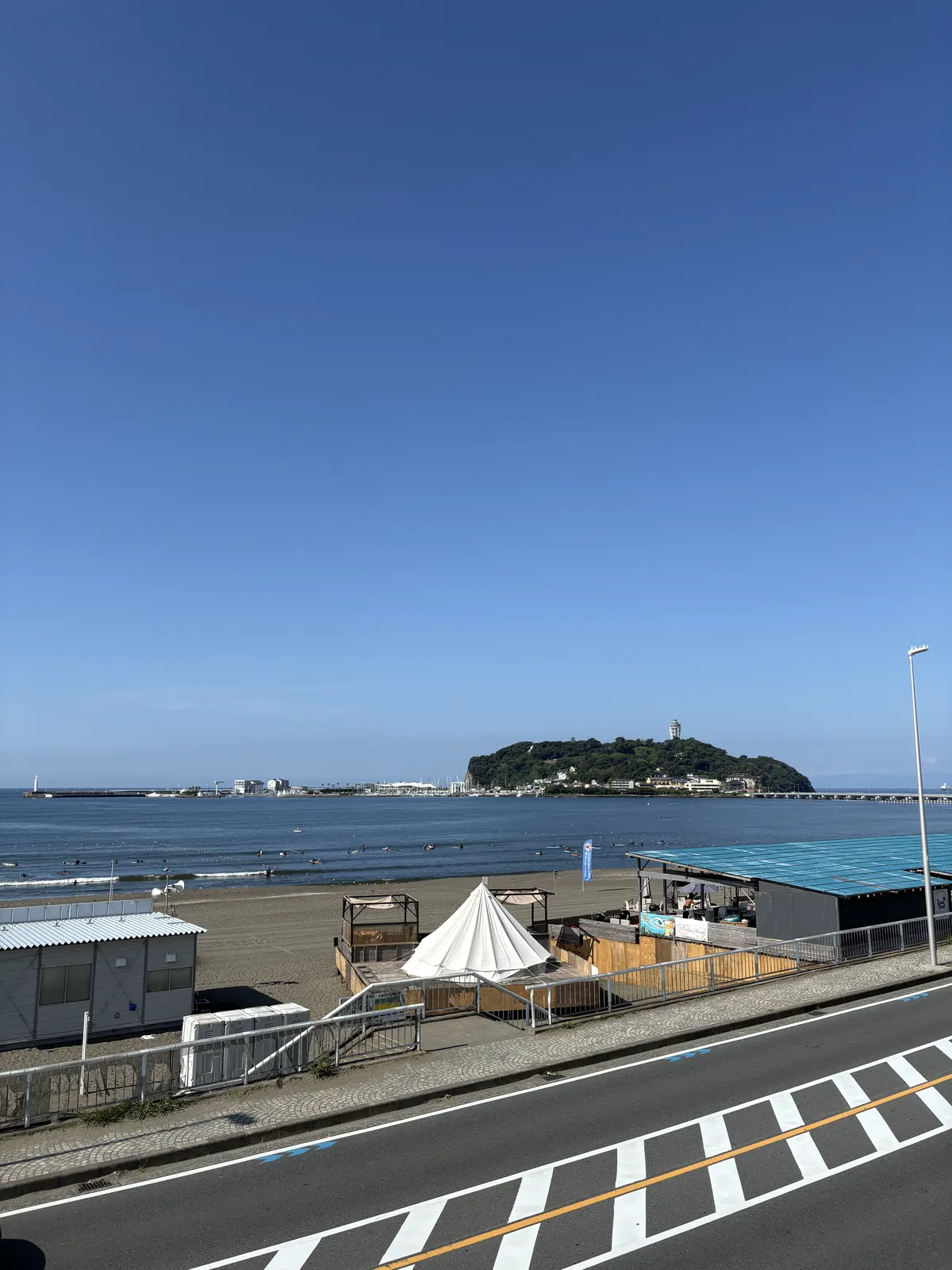 店舗周辺から撮影した江の島と海
