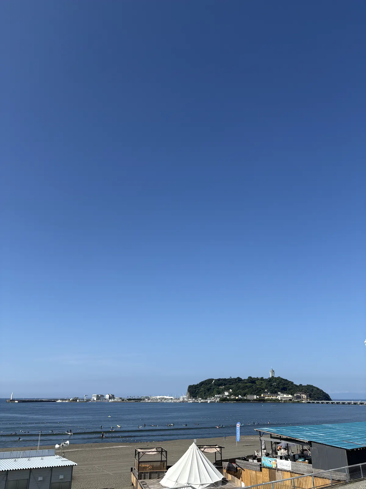 店舗周辺から撮影した江の島